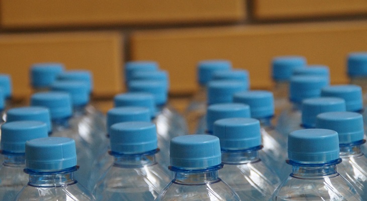 Acqua in bottiglie di plastica 